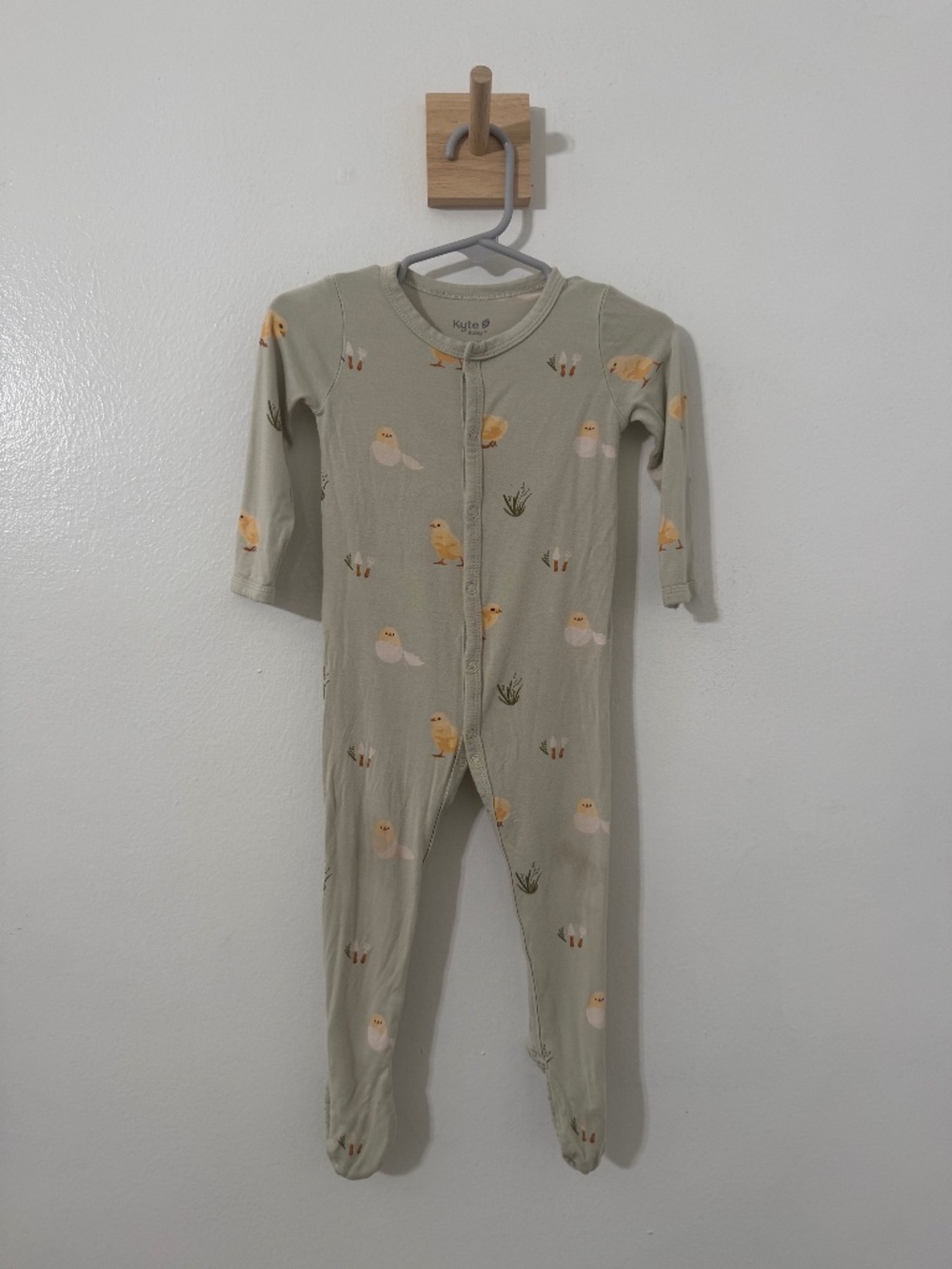 Kyte Baby Snap Button Pajama One Piece Romper Aloe Chick Neutral 6-12 Months